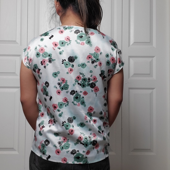Floral Short Sleeve Blouse - Picture 4 of 5